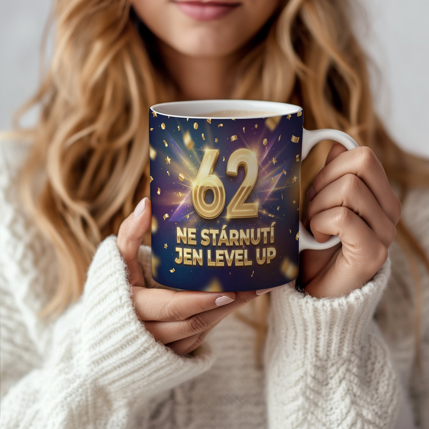 Narozeninový hrnek 62 let – NE STÁRNUTÍ JEN LEVEL UP