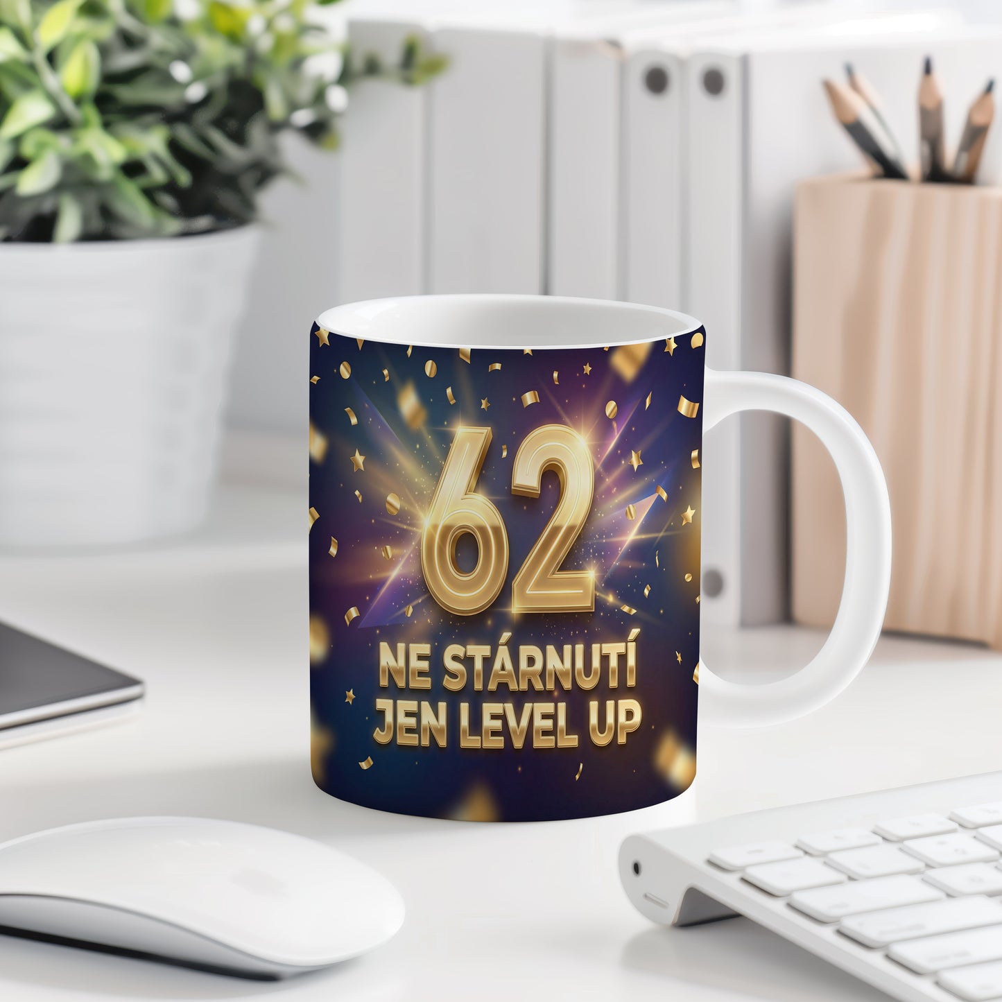 Narozeninový hrnek 62 let – NE STÁRNUTÍ JEN LEVEL UP