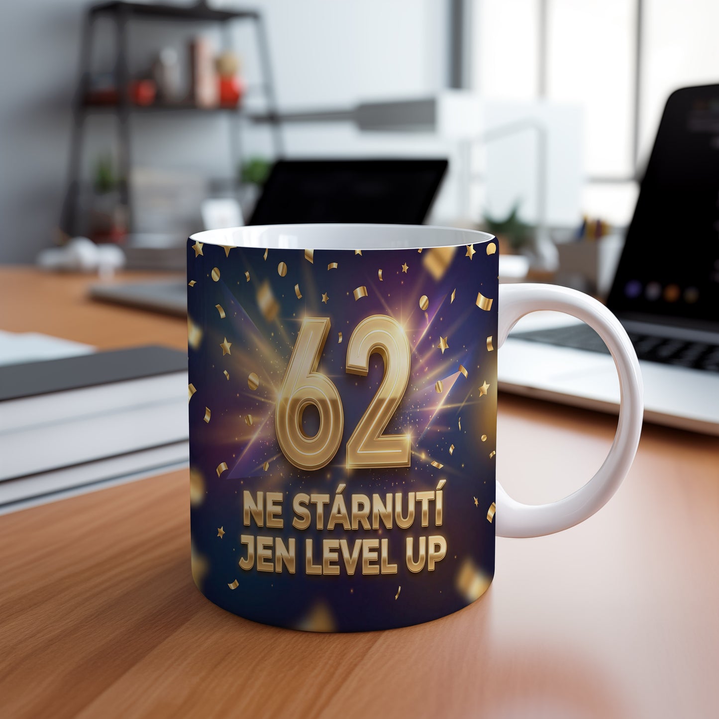 Narozeninový hrnek 62 let – NE STÁRNUTÍ JEN LEVEL UP