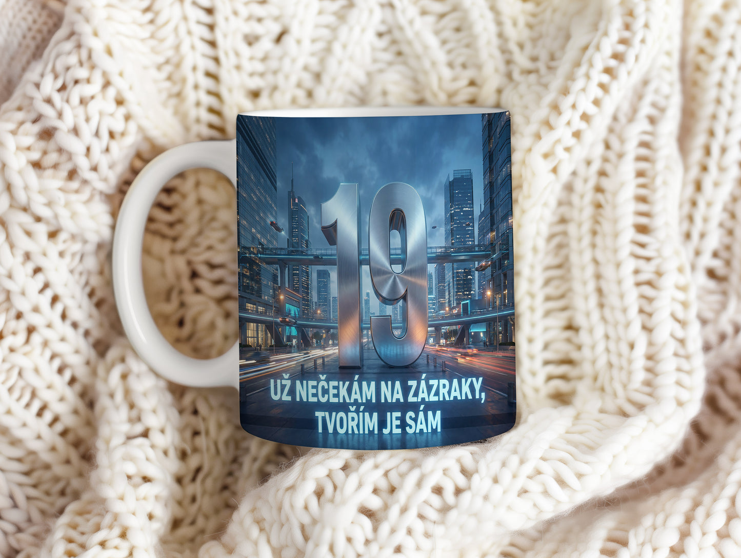 Narozeninový hrnek 19 let – UŽ NEČEKÁM NA ZÁZRAKY, TVOŘÍM JE SÁM