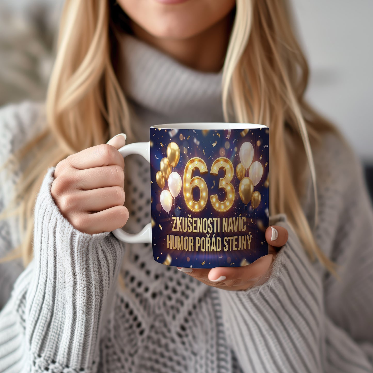 Narozeninový hrnek 63 let – ZKUŠENOSTI NAVÍC HUMOR POŘÁD STEJNÝ