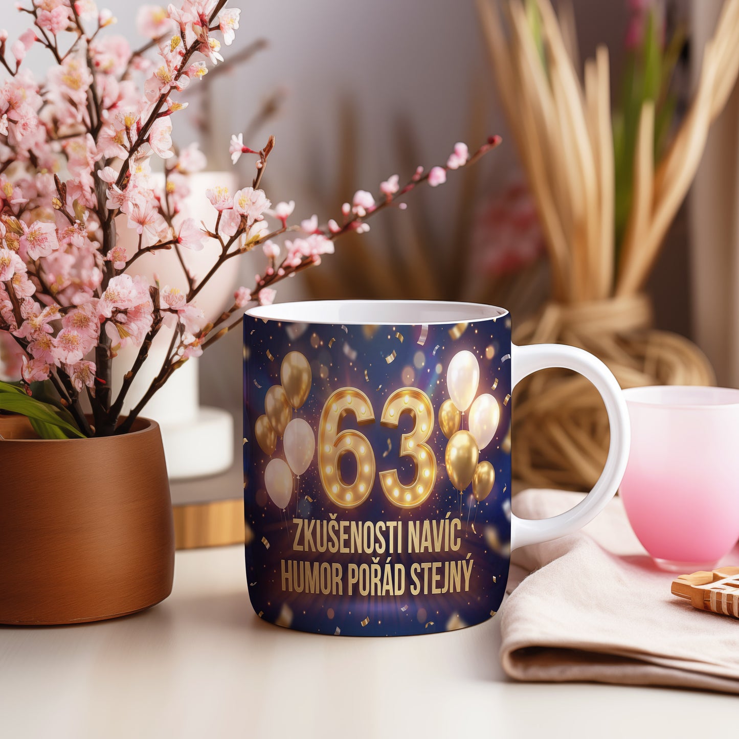 Narozeninový hrnek 63 let – ZKUŠENOSTI NAVÍC HUMOR POŘÁD STEJNÝ