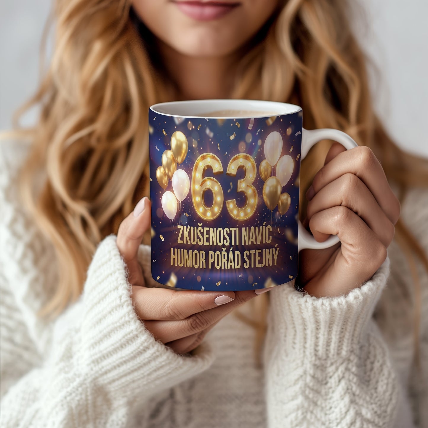 Narozeninový hrnek 63 let – ZKUŠENOSTI NAVÍC HUMOR POŘÁD STEJNÝ