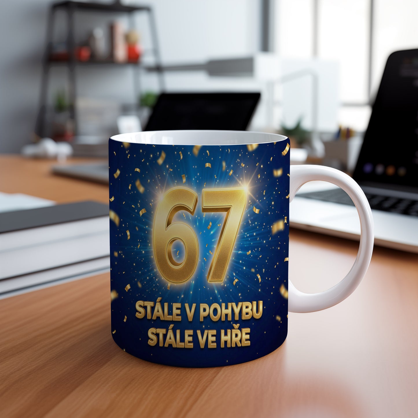 Narozeninový hrnek 67 let – STÁLE V POHYBU, STÁLE VE HŘE