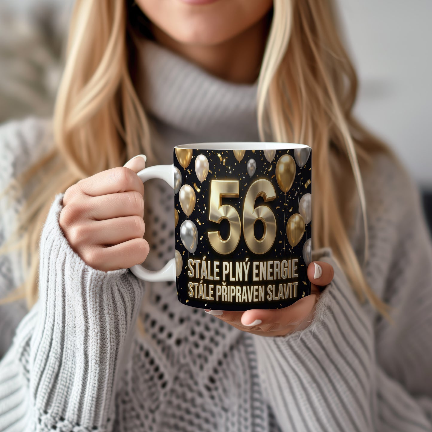 Narozeninový hrnek 56 let – STÁLE PLNÝ ENERGIE, STÁLE PŘIPRAVEN SLAVIT.