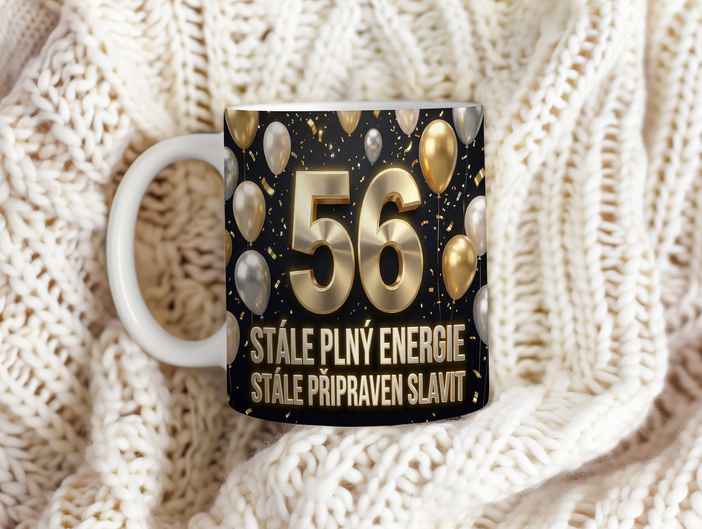 Narozeninový hrnek 56 let – STÁLE PLNÝ ENERGIE, STÁLE PŘIPRAVEN SLAVIT.