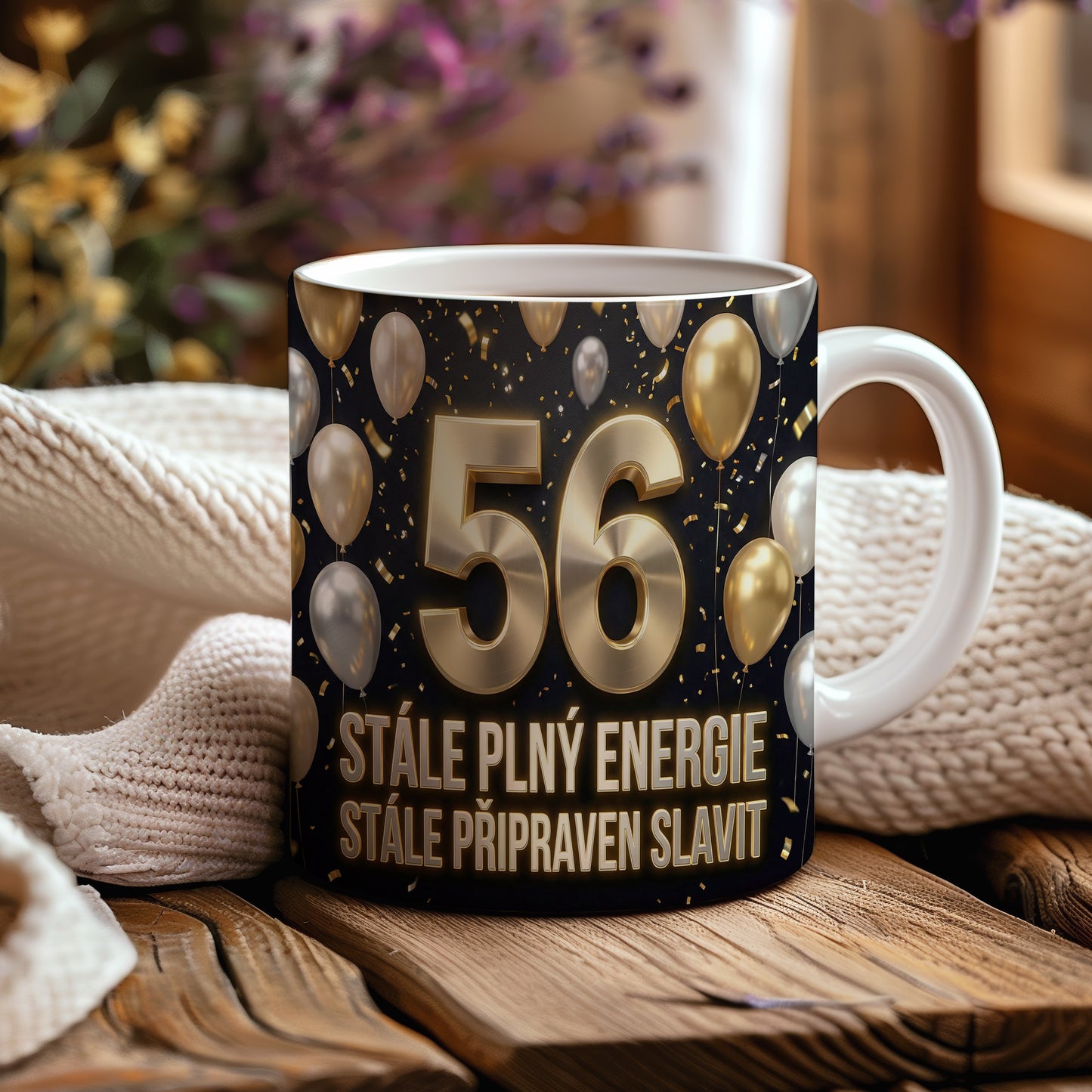 Narozeninový hrnek 56 let – STÁLE PLNÝ ENERGIE, STÁLE PŘIPRAVEN SLAVIT.