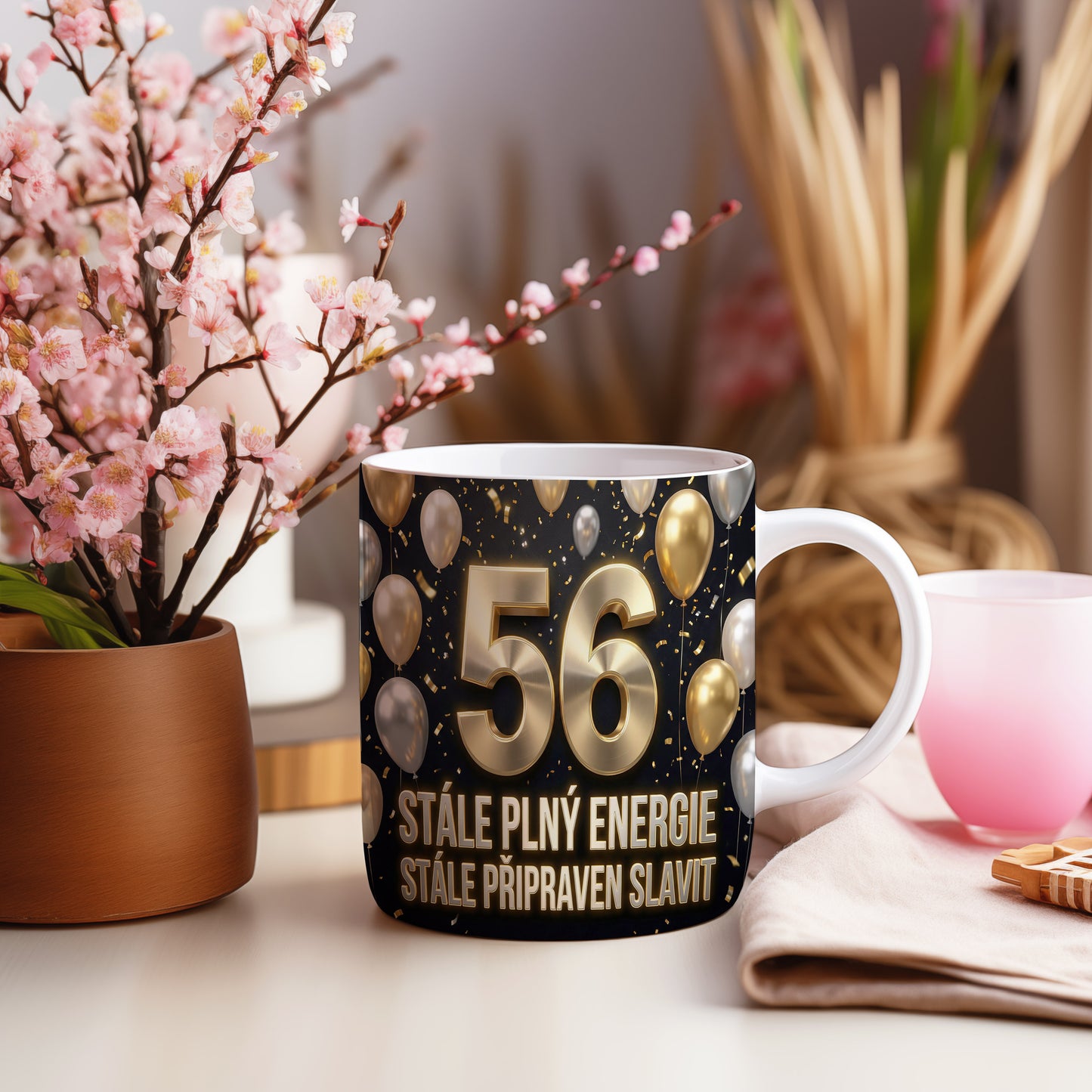 Narozeninový hrnek 56 let – STÁLE PLNÝ ENERGIE, STÁLE PŘIPRAVEN SLAVIT.