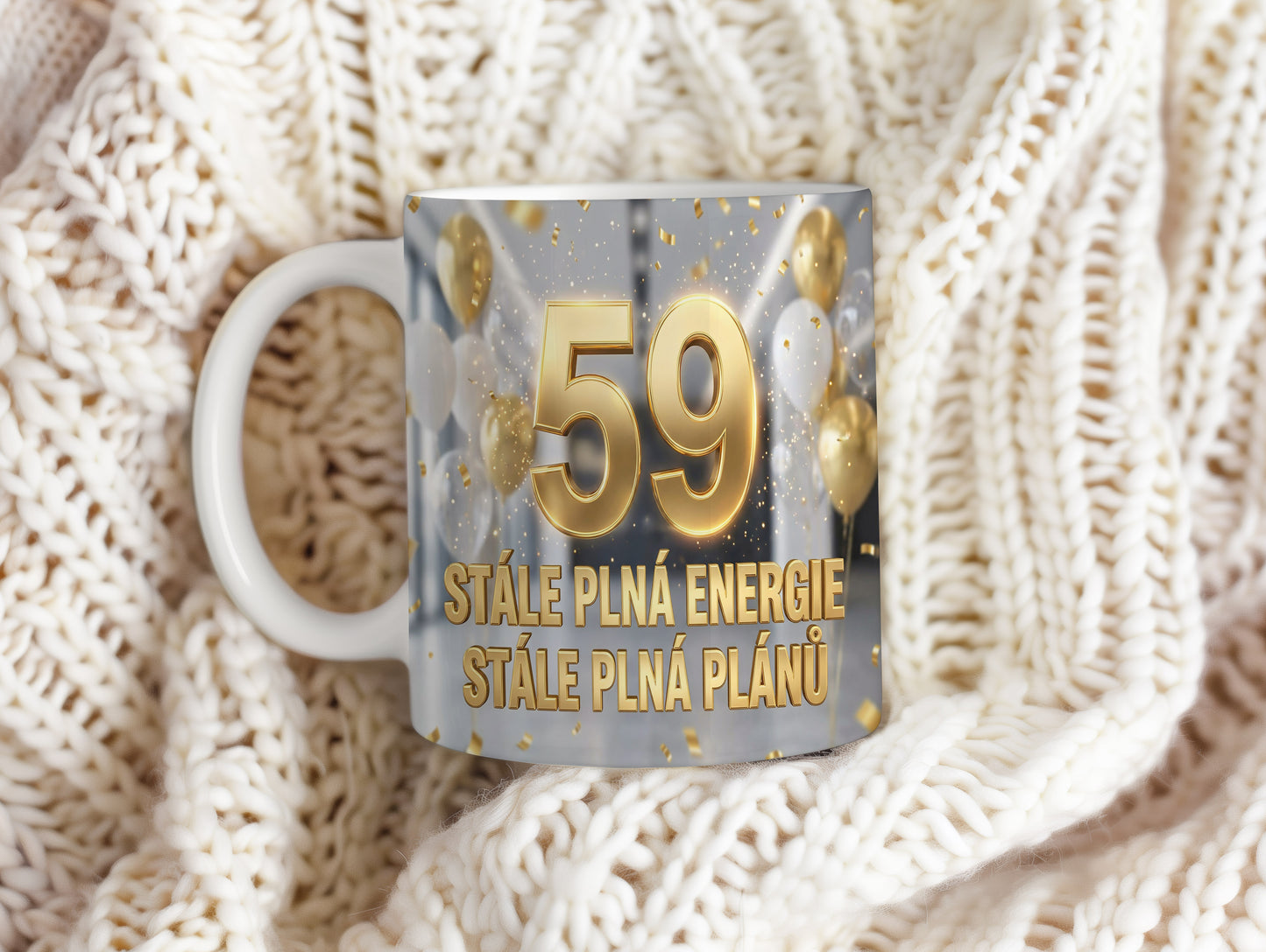 Narozeninový hrnek 59 let – STÁLE PLNÁ ENERGIE STÁLE PLNÁ PLÁNŮ