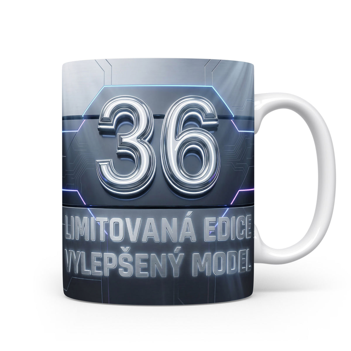 Hrnček s číslem 36 a nápisem LIMITOVANÁ EDICE VYLEPŠENÝ MODEL