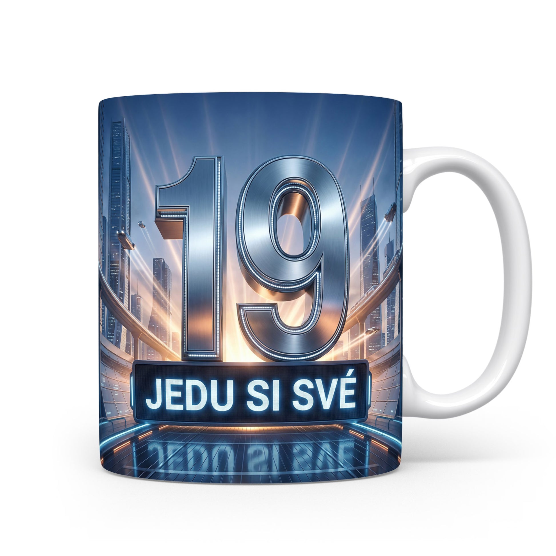Hrnček s číslem 19 a nápisem JEDU SI SVÉ