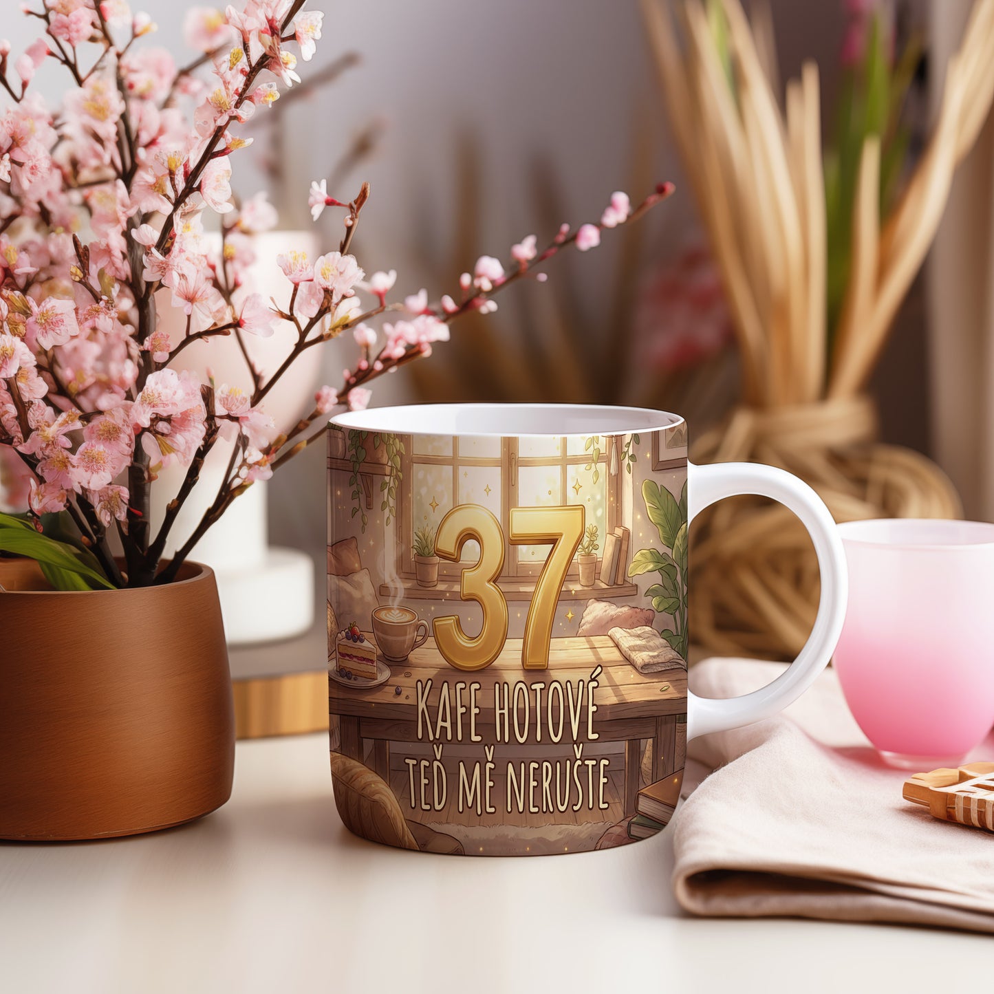 Narozeninový hrnek 37 let – KAFE HOTOVÉ TEĎ MĚ NERUŠTE