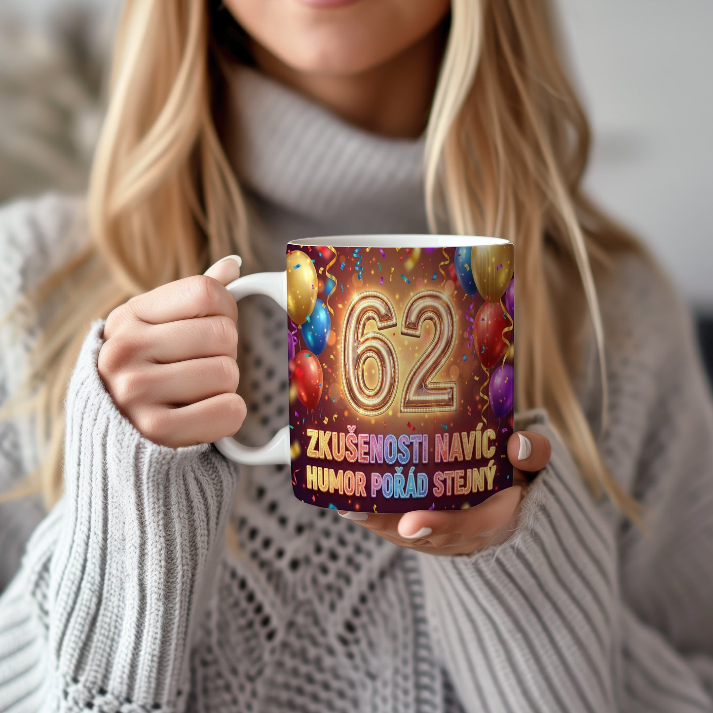 Narozeninový hrnek 62 let – ZKUŠENOSTI NAVÍC, HUMOR POŘÁD STEJNÝ