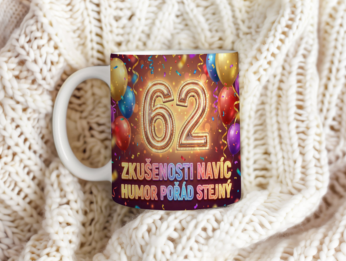 Narozeninový hrnek 62 let – ZKUŠENOSTI NAVÍC, HUMOR POŘÁD STEJNÝ