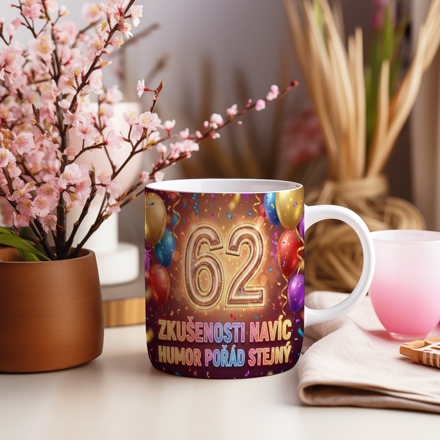 Narozeninový hrnek 62 let – ZKUŠENOSTI NAVÍC, HUMOR POŘÁD STEJNÝ