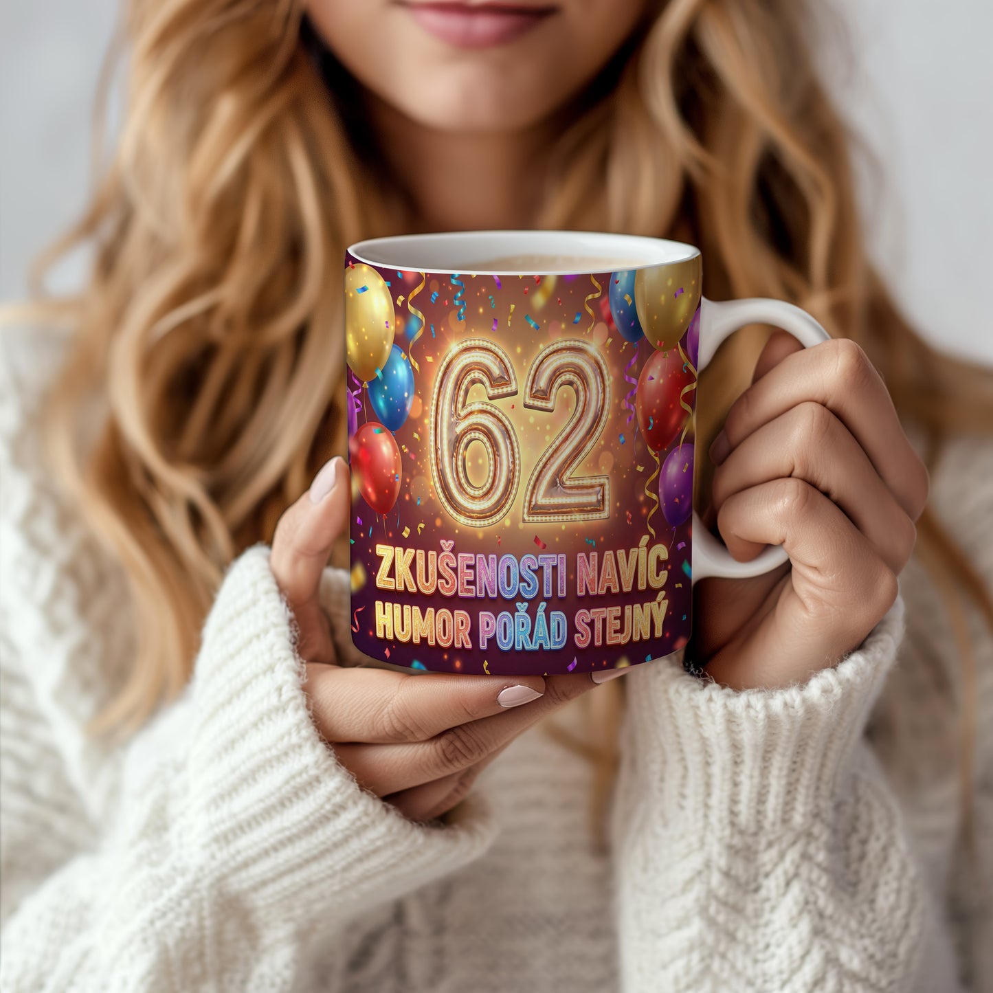 Narozeninový hrnek 62 let – ZKUŠENOSTI NAVÍC, HUMOR POŘÁD STEJNÝ