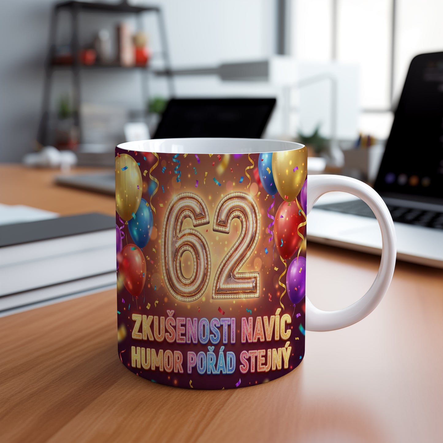 Narozeninový hrnek 62 let – ZKUŠENOSTI NAVÍC, HUMOR POŘÁD STEJNÝ