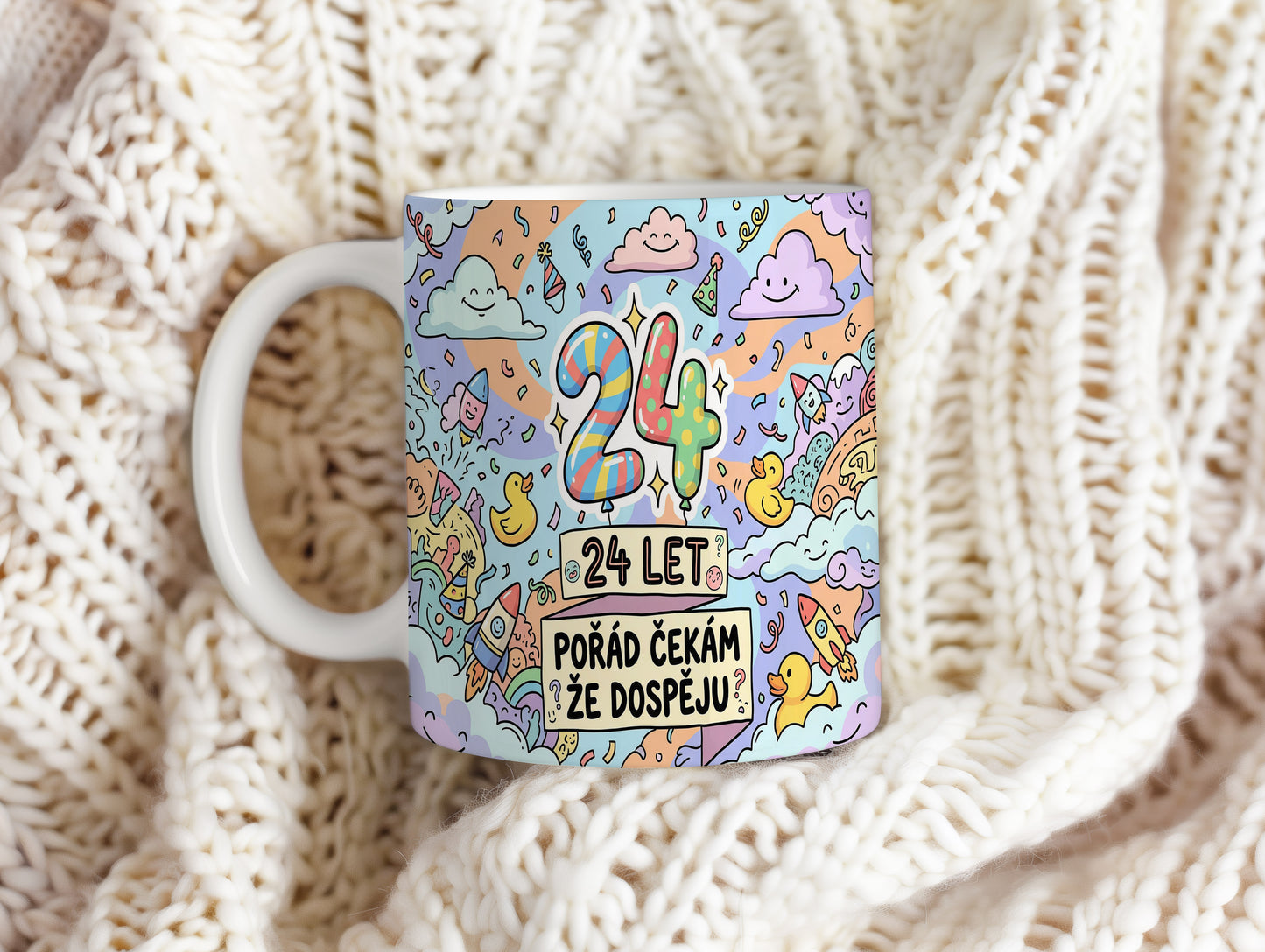 Narozeninový hrnek 24 let – POŘÁD ČEKÁM, ŽE DOSPĚJU