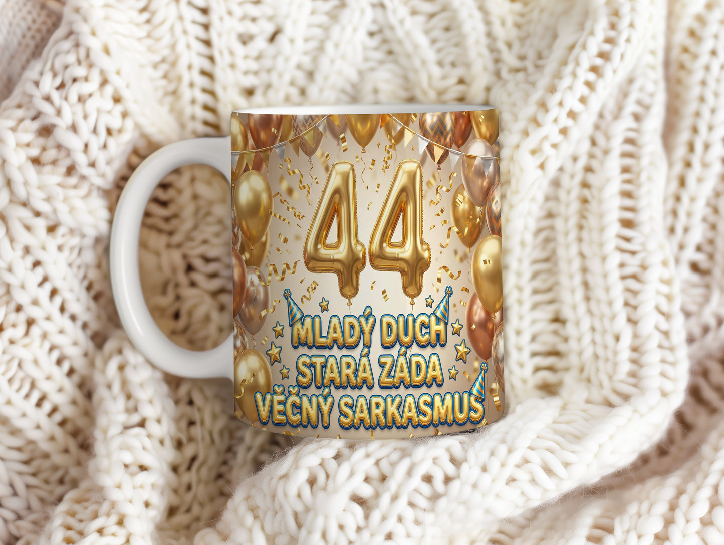 Narozeninový hrnek 44 let – MLADÝ DUCH, STARÁ ZÁDA, VĚČNÝ SARKASMUS