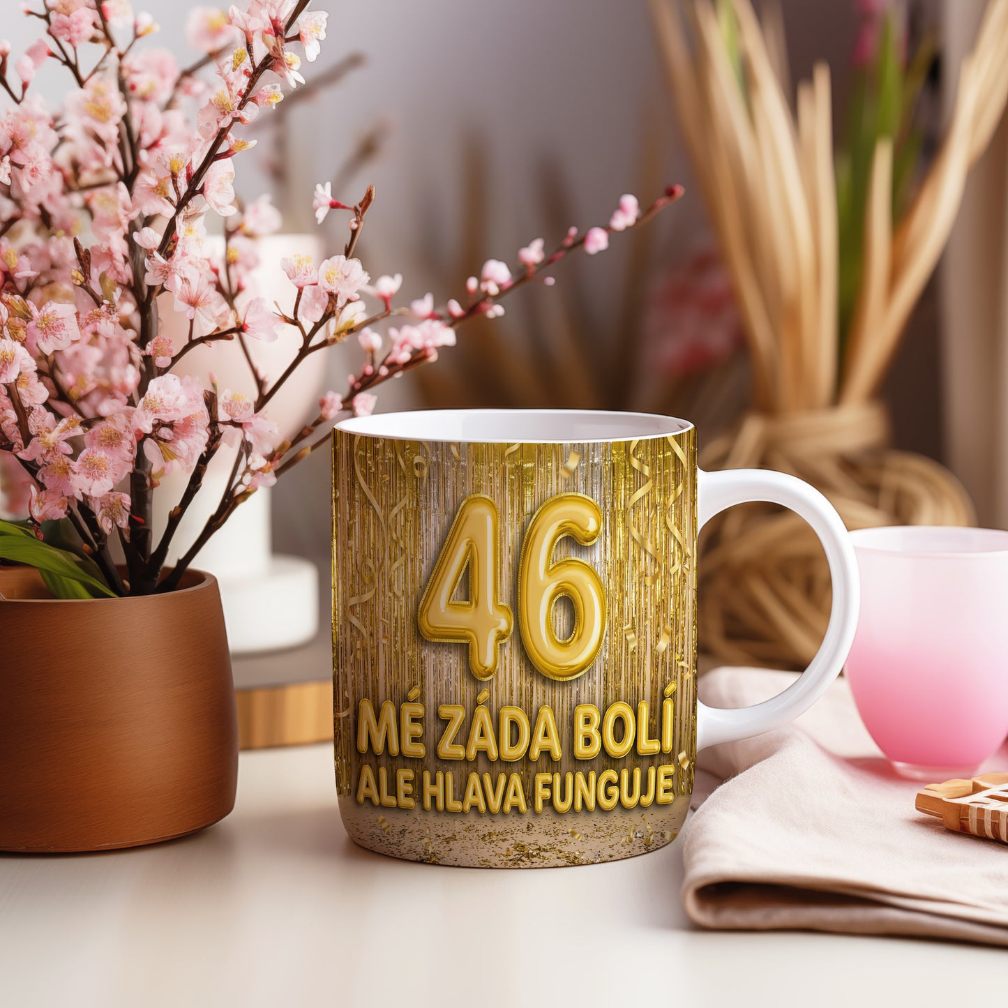 Narozeninový hrnek 46 let – MÉ ZÁDA BOLÍ, ALE HLAVA FUNGUJE