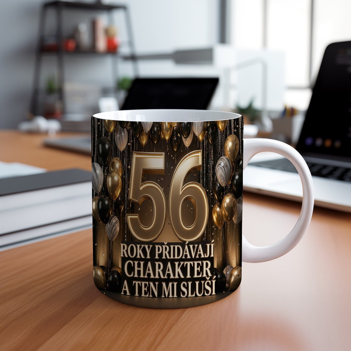 Narozeninový hrnek 56 let – ROKY PŘIDÁVAJÍ CHARAKTER A TEN MI SLUŠÍ