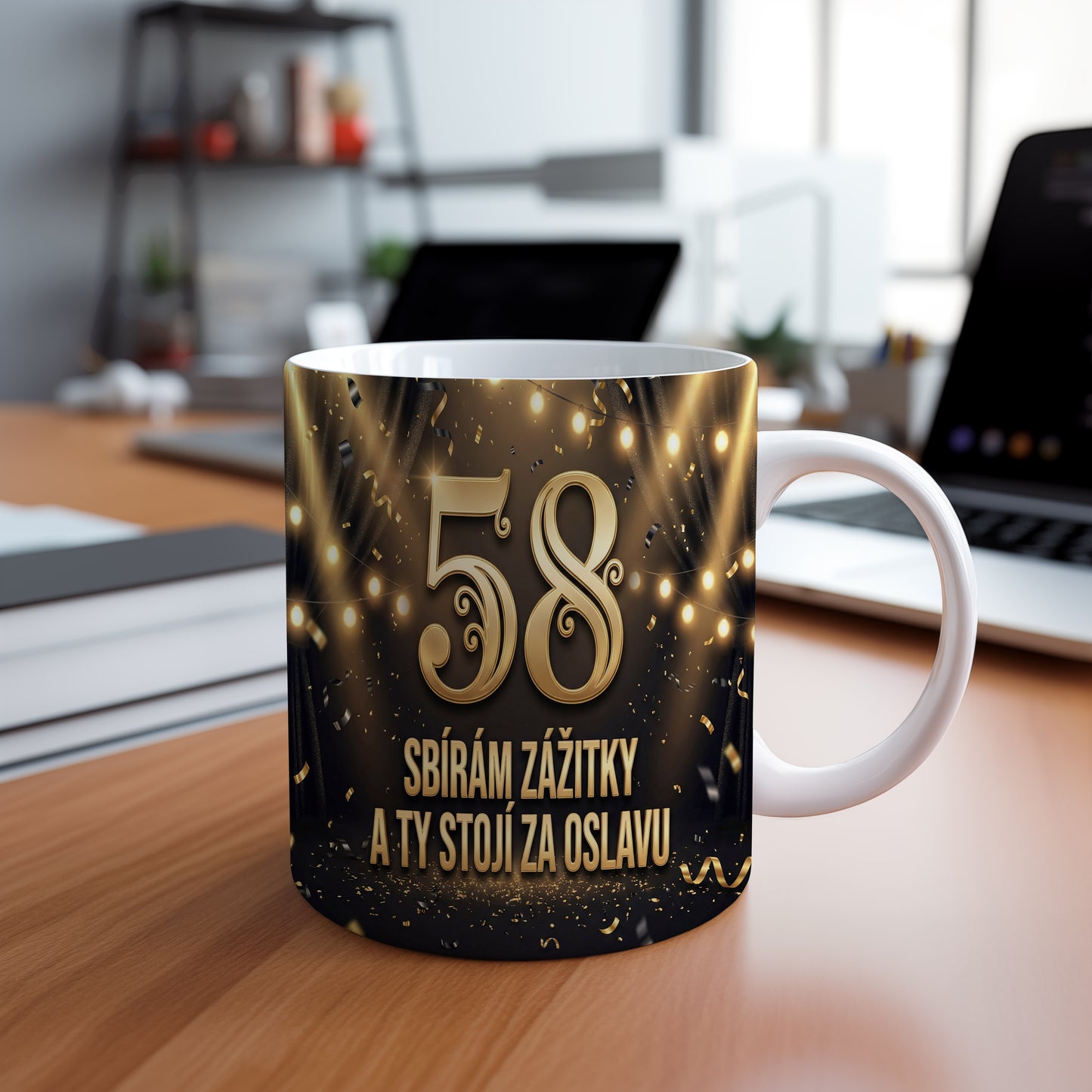 Narozeninový hrnek 58 let – SBÍRÁM ZÁŽITKY A TY STOJÍ ZA OSLAVU