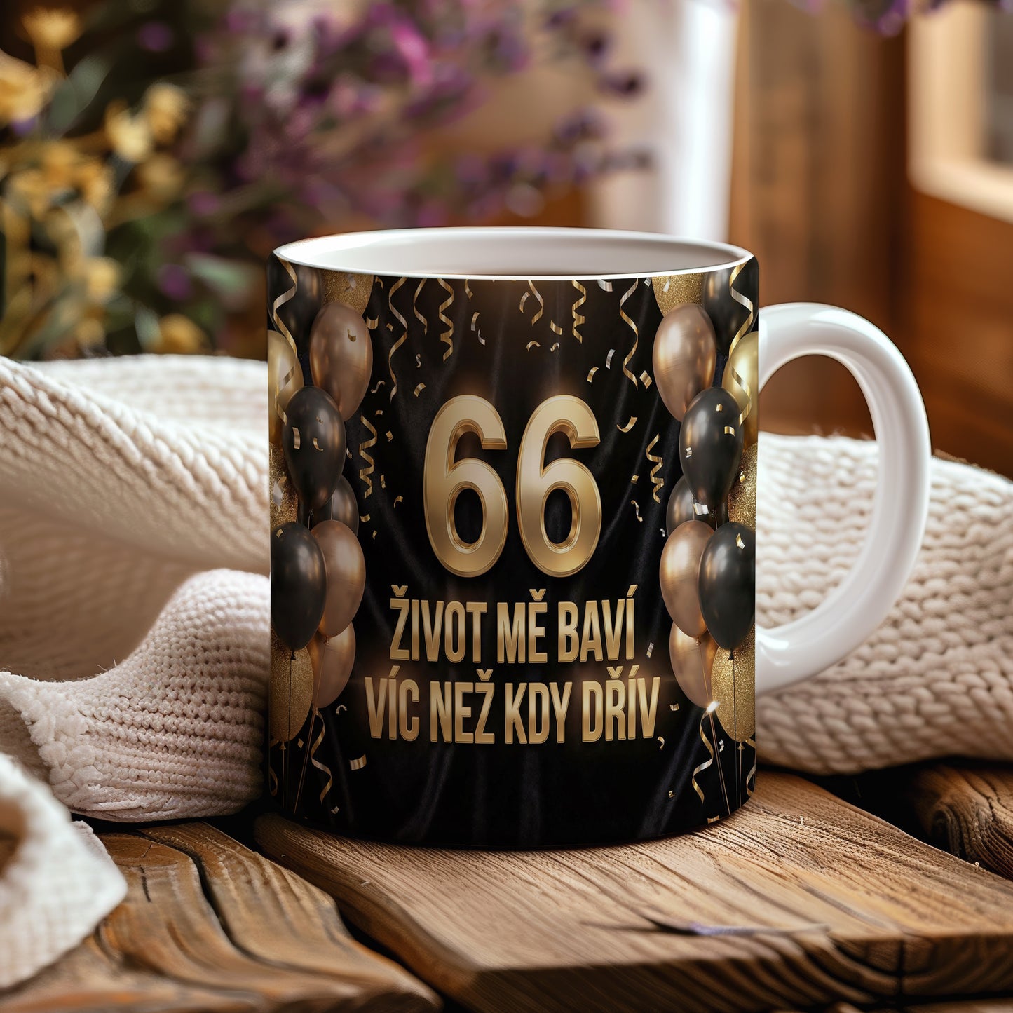 Narozeninový hrnek 66 let – ŽIVOT MĚ BAVÍ VÍC NEŽ KDY DŘÍV