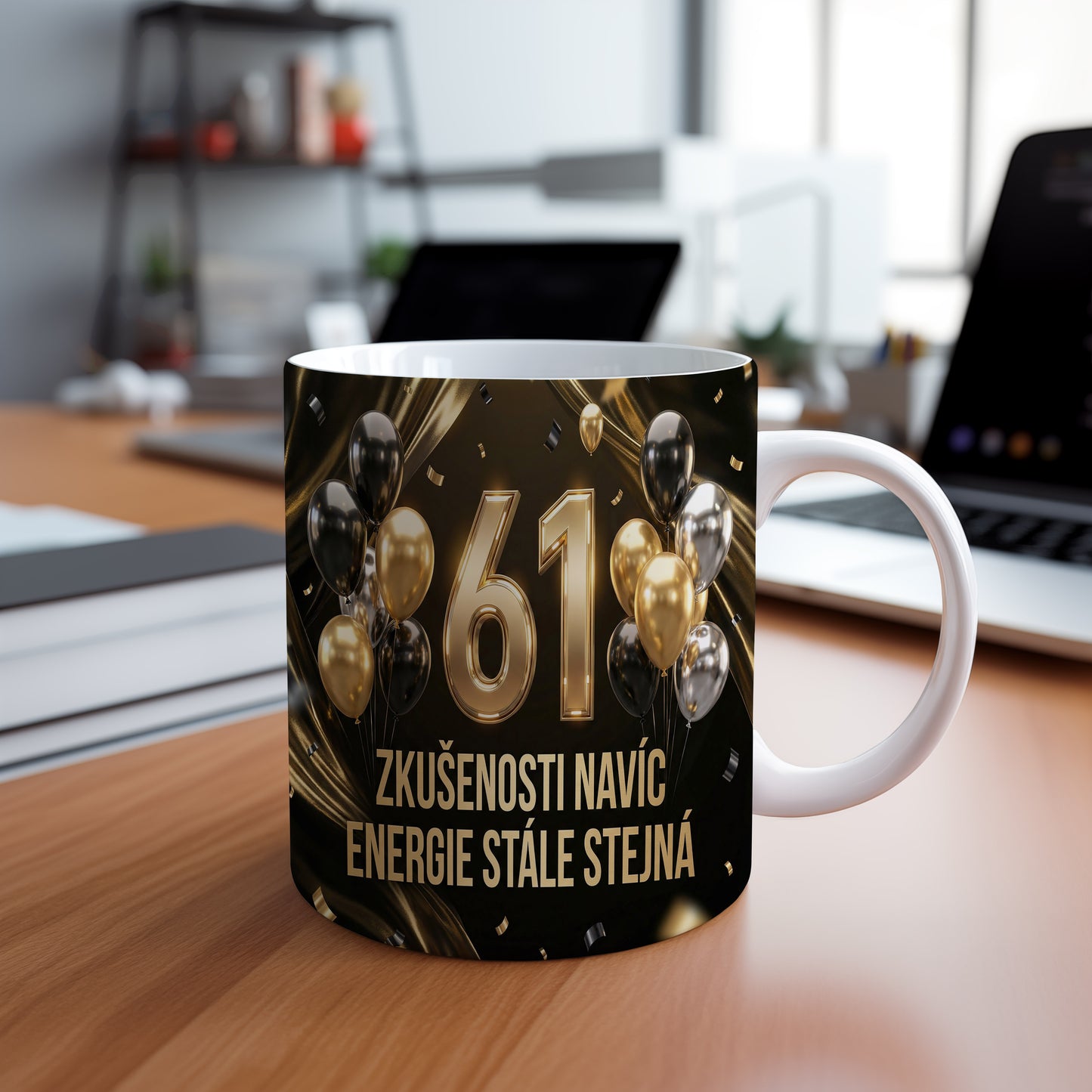 Narozeninový hrnek 61 let – ZKUŠENOSTI NAVÍC, ENERGIE STÁLE STEJNÁ