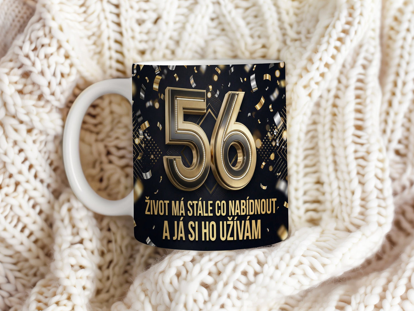 Narozeninový hrnek 56 let – ŽIVOT MÁ STÁLE CO NABÍDNOUT A JÁ SI HO UŽÍVÁM