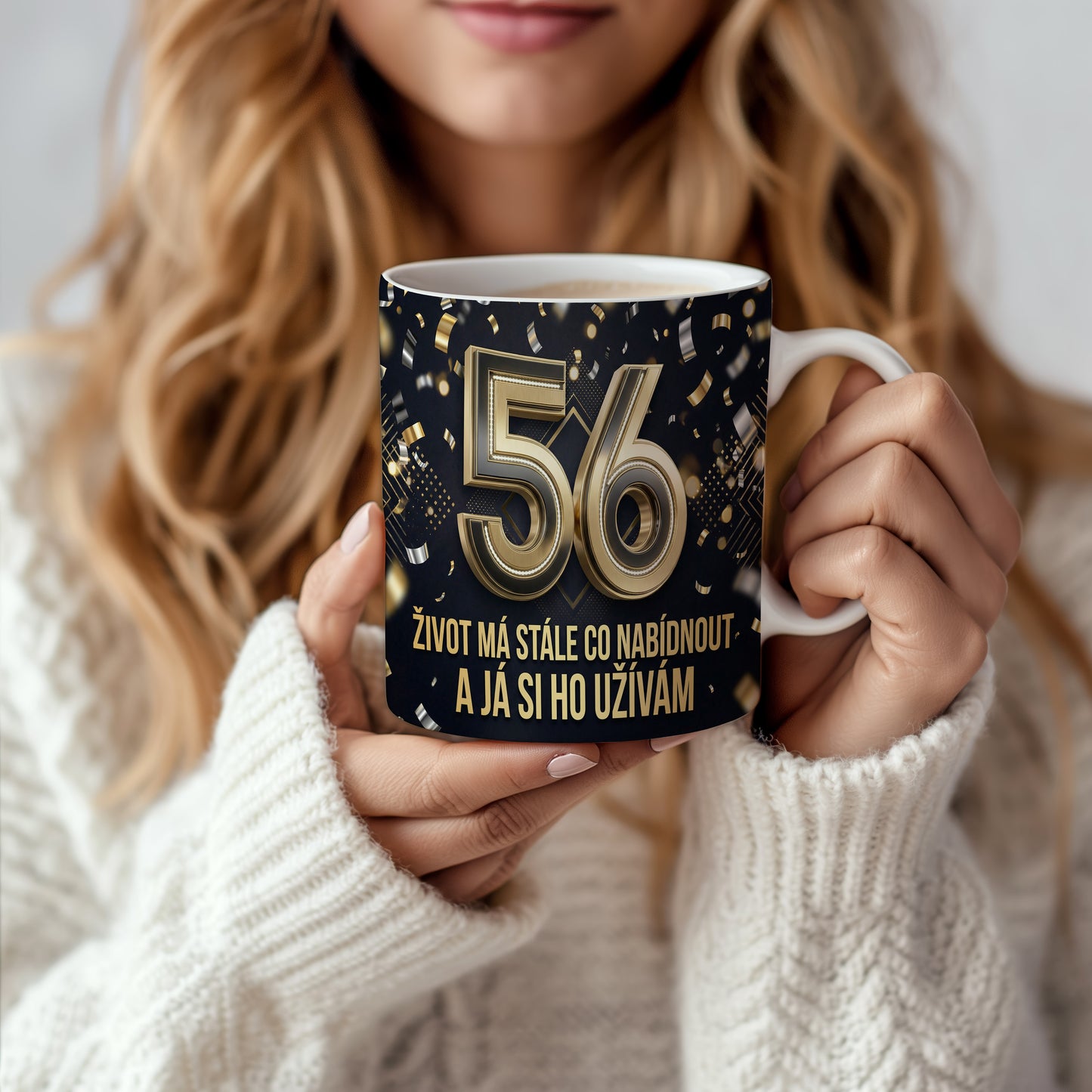 Narozeninový hrnek 56 let – ŽIVOT MÁ STÁLE CO NABÍDNOUT A JÁ SI HO UŽÍVÁM