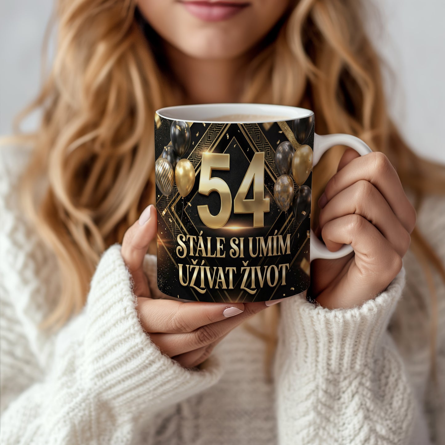 Narozeninový hrnek 54 let – STÁLE SI UMÍM UŽÍVAT ŽIVOT