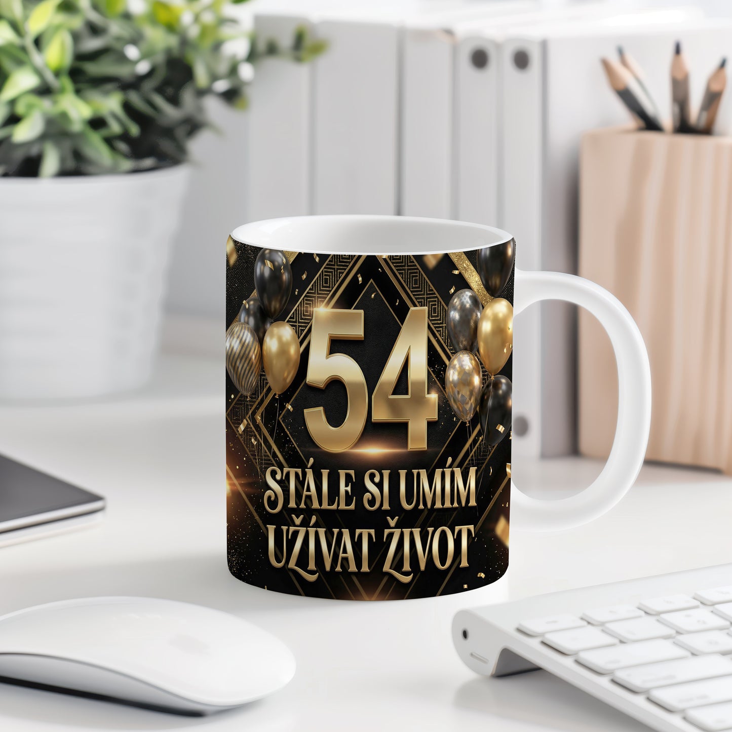 Narozeninový hrnek 54 let – STÁLE SI UMÍM UŽÍVAT ŽIVOT