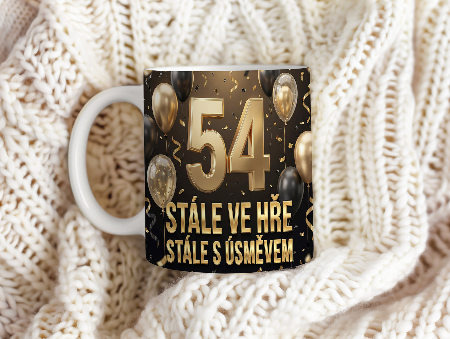 Narozeninový hrnek 54 let – STÁLE VE HŘE, STÁLE S ÚSMĚVEM