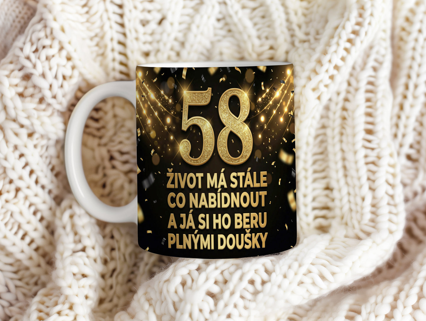Narozeninový hrnek 58 let – ŽIVOT MÁ STÁLE CO NABÍDNOUT A JÁ SI HO BERU PLNÝMI DOUŠKY