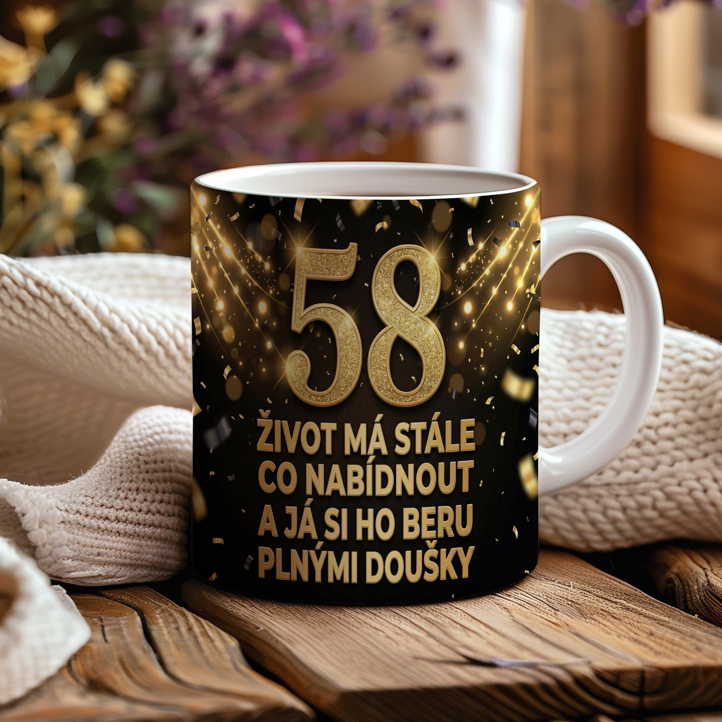 Narozeninový hrnek 58 let – ŽIVOT MÁ STÁLE CO NABÍDNOUT A JÁ SI HO BERU PLNÝMI DOUŠKY
