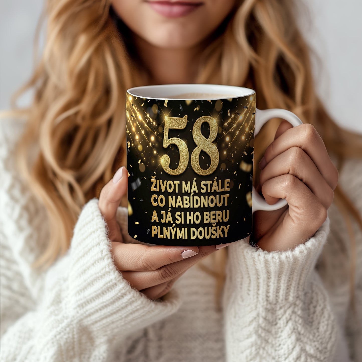 Narozeninový hrnek 58 let – ŽIVOT MÁ STÁLE CO NABÍDNOUT A JÁ SI HO BERU PLNÝMI DOUŠKY