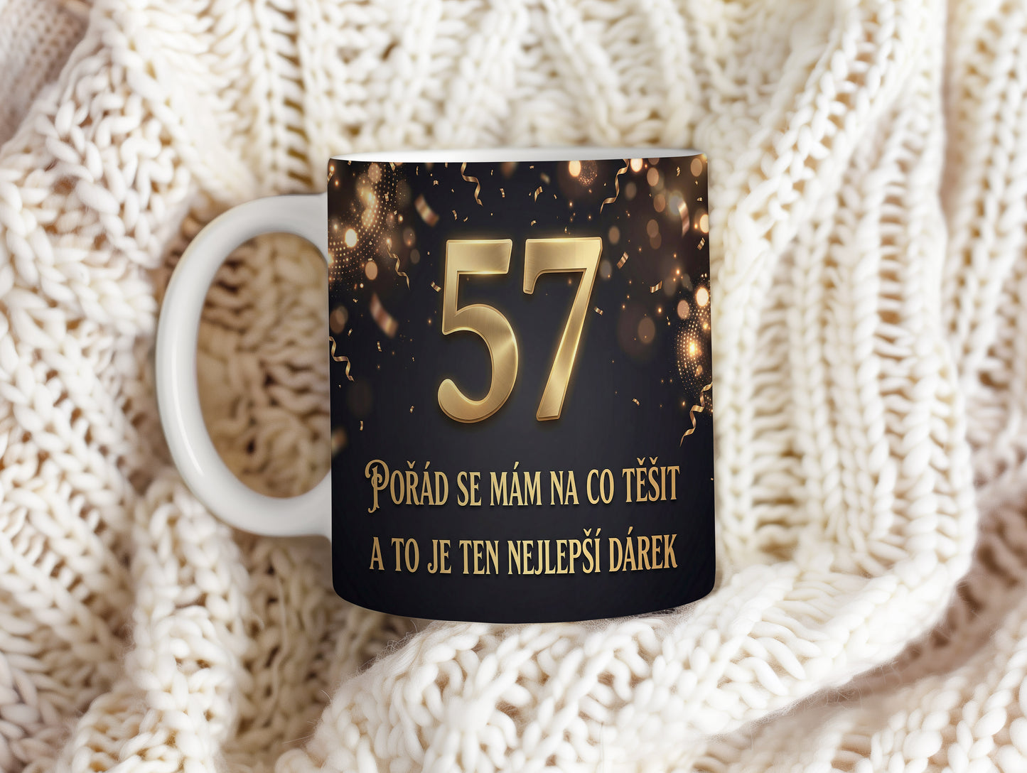 Narozeninový hrnek 57 let – POŘÁD SE MÁM NA CO TĚŠIT A TO JE TEN NEJLEPŠÍ DÁREK