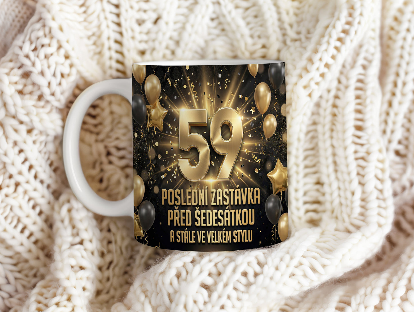 Narozeninový hrnek 59 let – POSLEDNÍ ZASTÁVKA PŘED ŠEDESÁTKOU A STÁLE VE VELKÉM STYLU