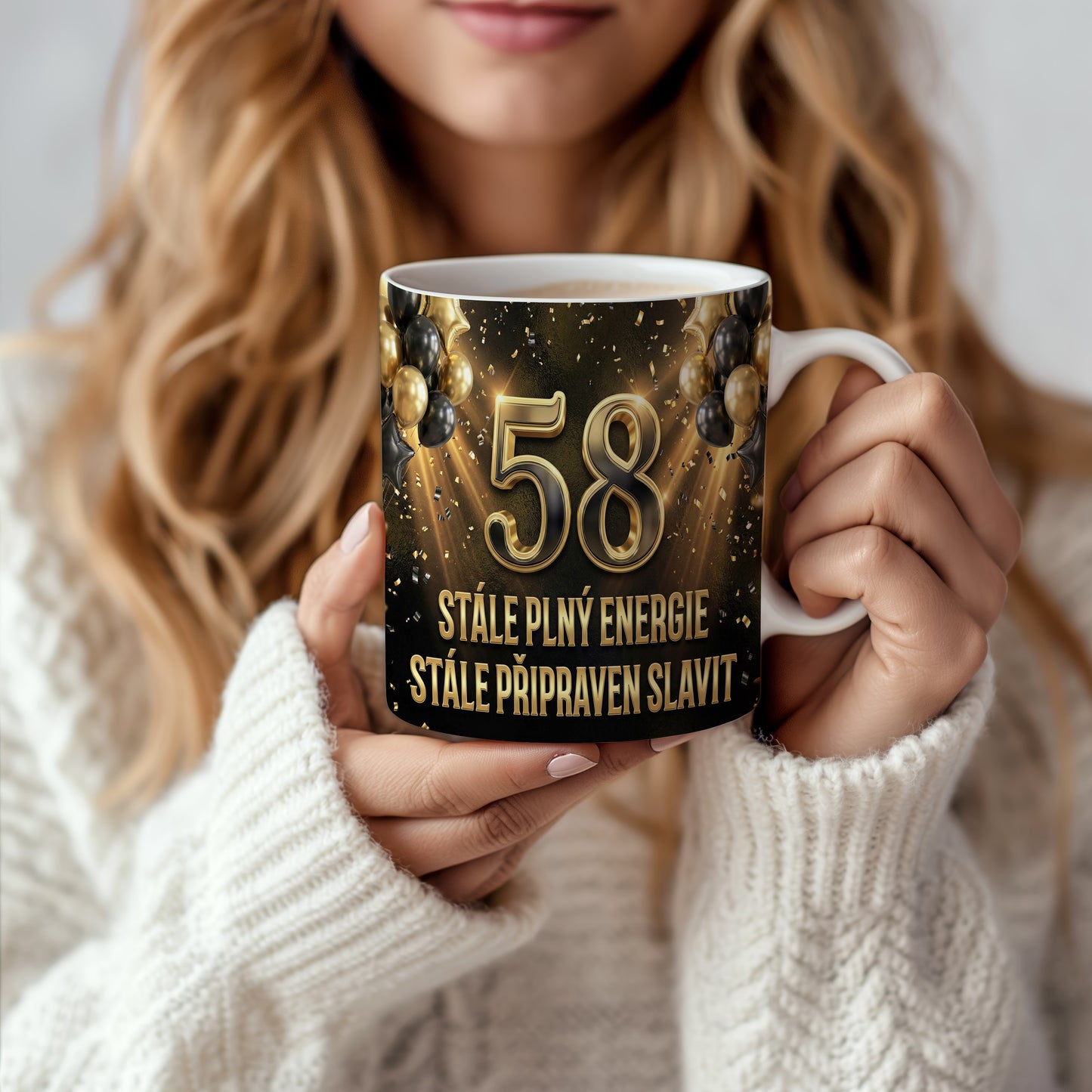Narozeninový hrnek 58 let – STÁLE PLNÝ ENERGIE STÁLE PŘIPRAVEN SLAVIT