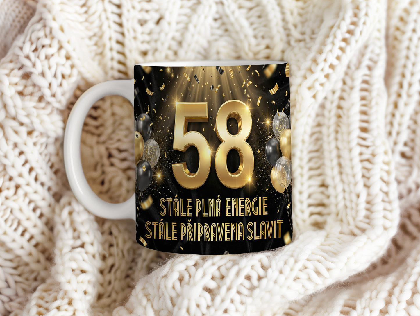 Narozeninový hrnek 58 let – STÁLE PLNÁ ENERGIE STÁLE PŘIPRAVENA SLAVIT