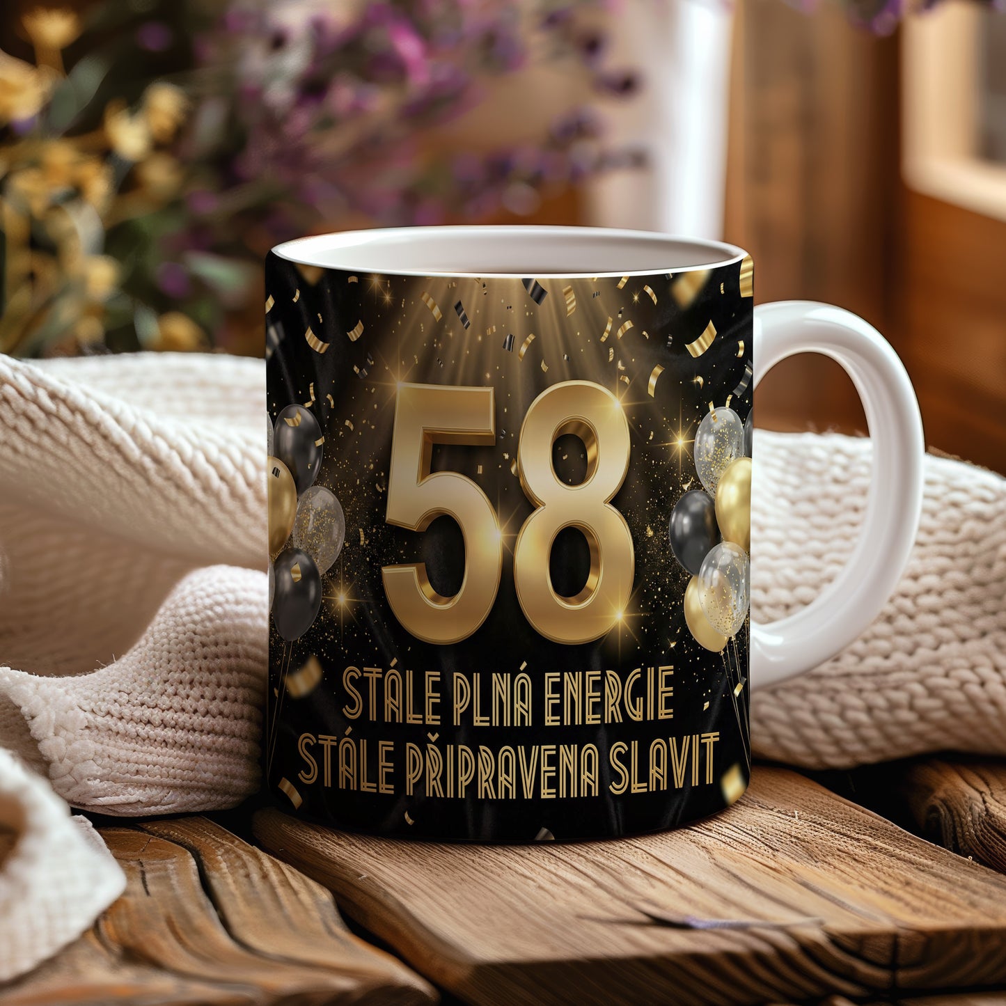 Narozeninový hrnek 58 let – STÁLE PLNÁ ENERGIE STÁLE PŘIPRAVENA SLAVIT