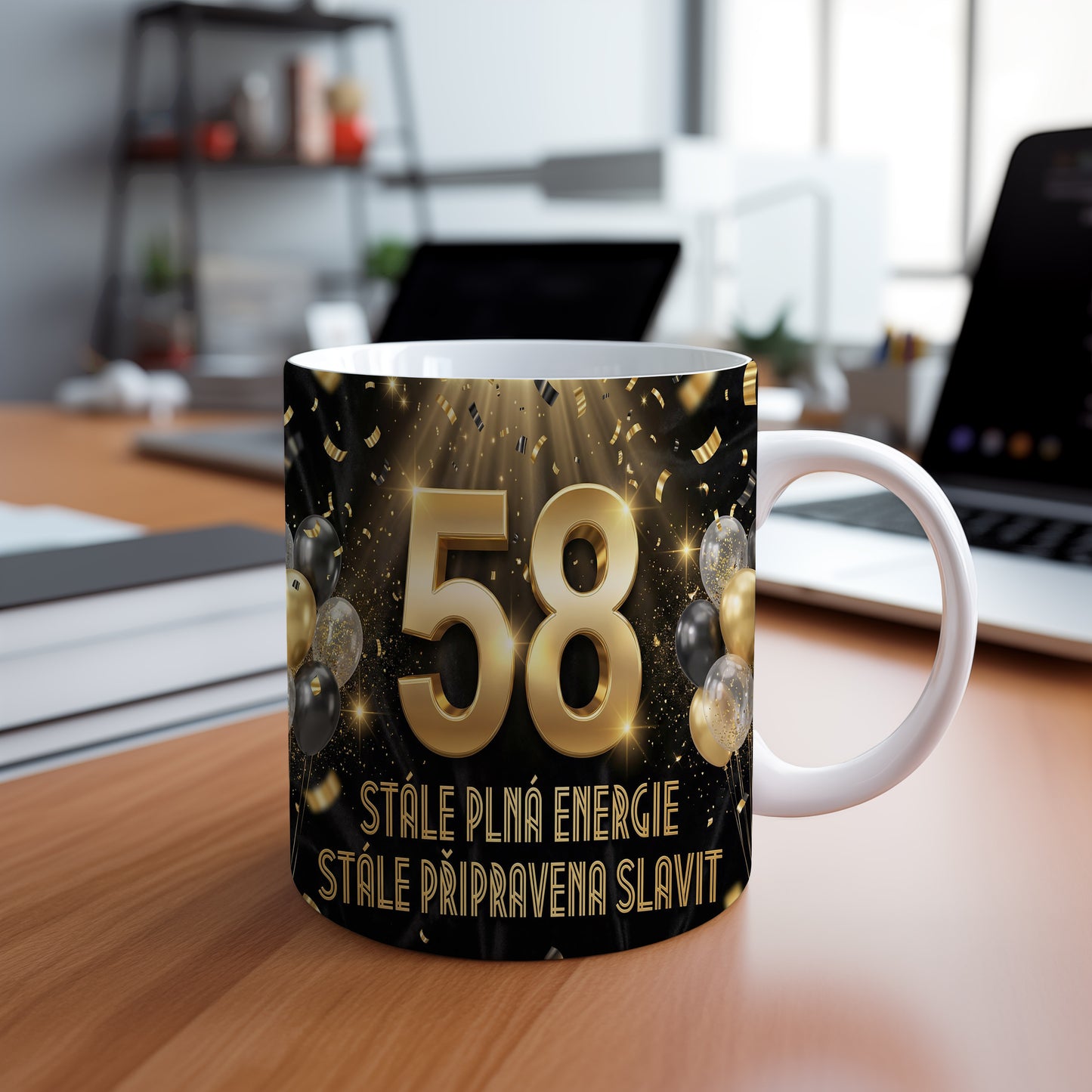 Narozeninový hrnek 58 let – STÁLE PLNÁ ENERGIE STÁLE PŘIPRAVENA SLAVIT