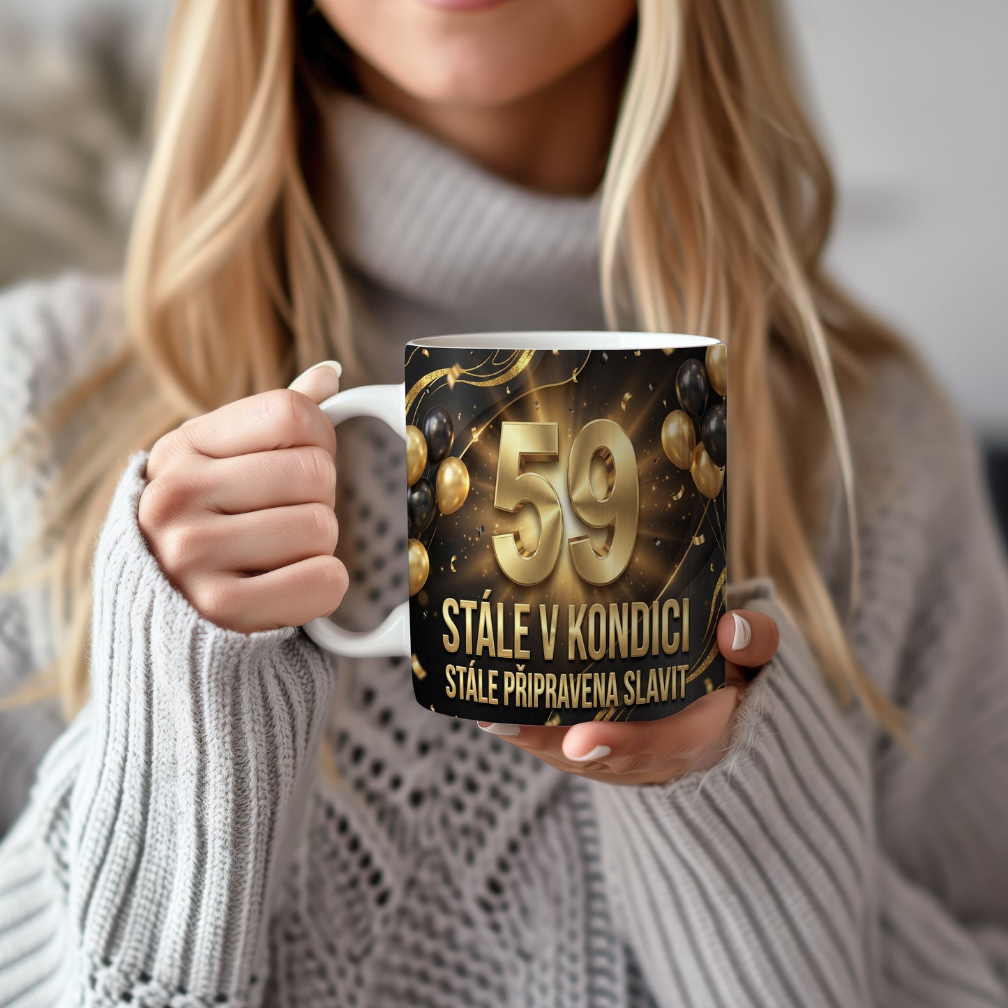 Narozeninový hrnek 59 let – STÁLE V KONDICI, STÁLE PŘIPRAVENA SLAVIT