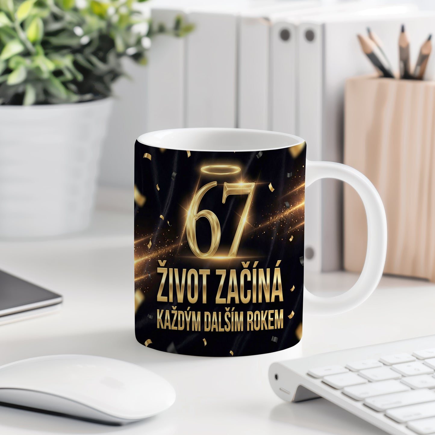 Narozeninový hrnek 67 let – ŽIVOT ZAČÍNÁ KAŽDÝM DALŠÍM ROKEM