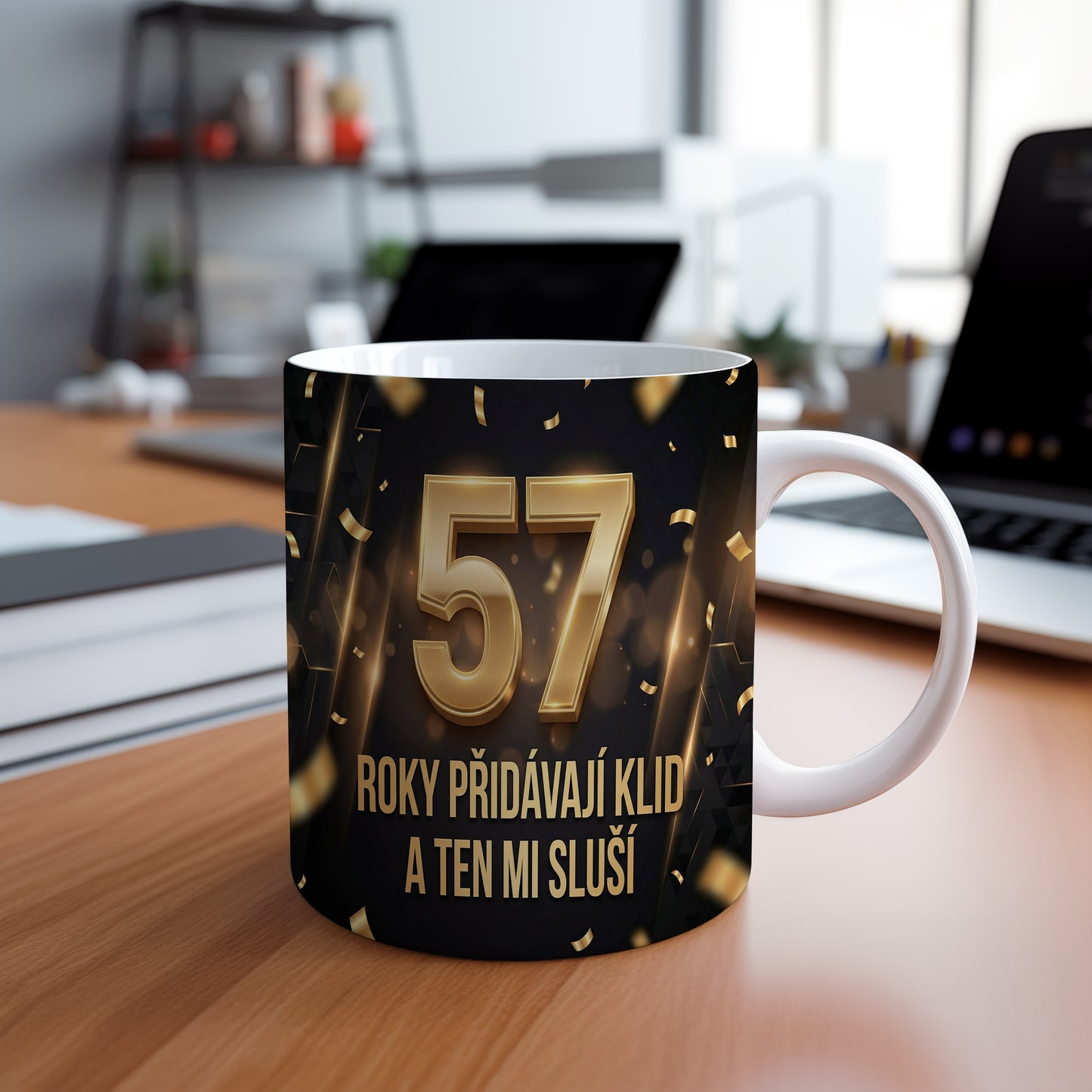 Narozeninový hrnek 57 let – ROKY PŘIDÁVAJÍ KLID A TEN MI SLUŠÍ