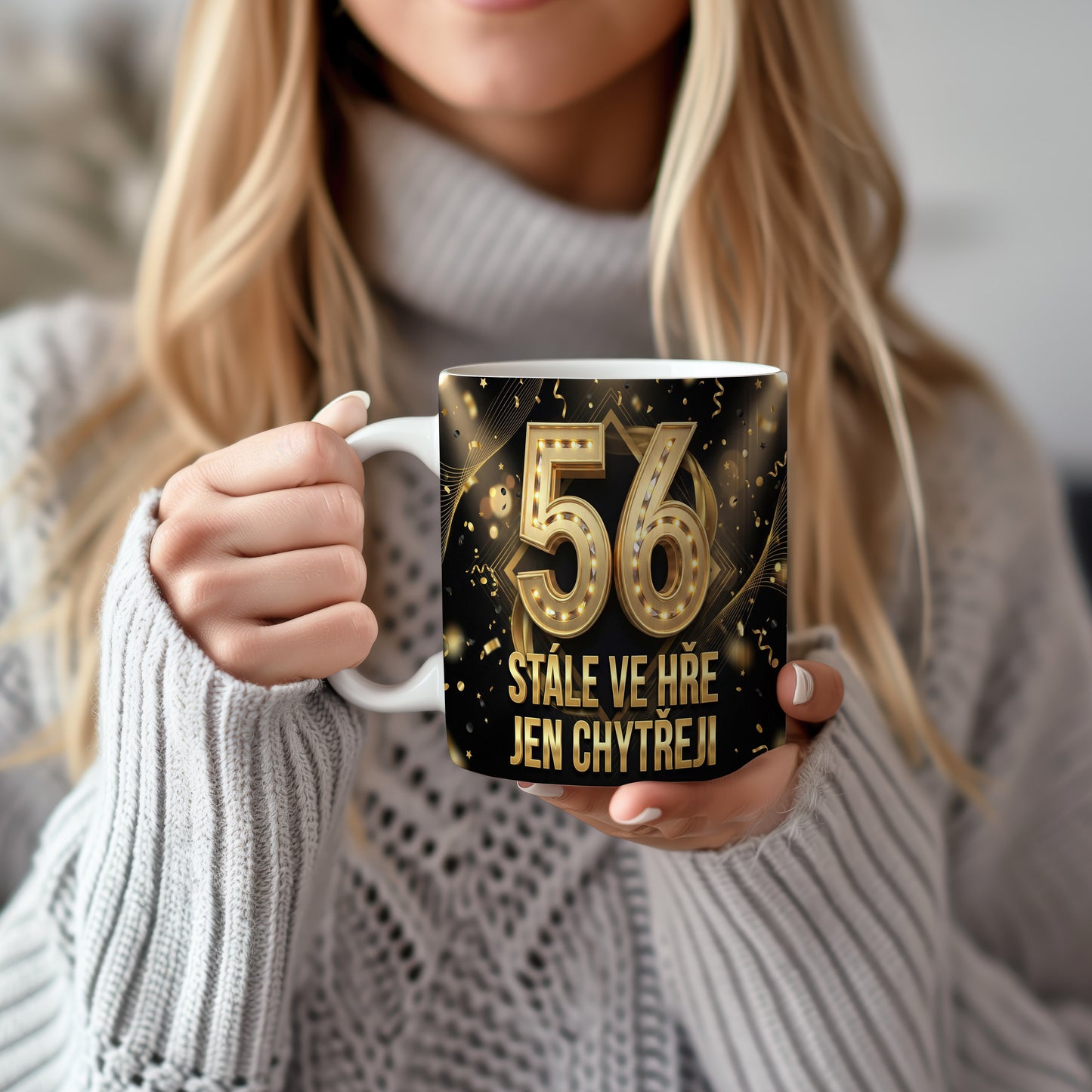 Narozeninový hrnek 56 let – STÁLE VE HŘE JEN CHYTŘEJI