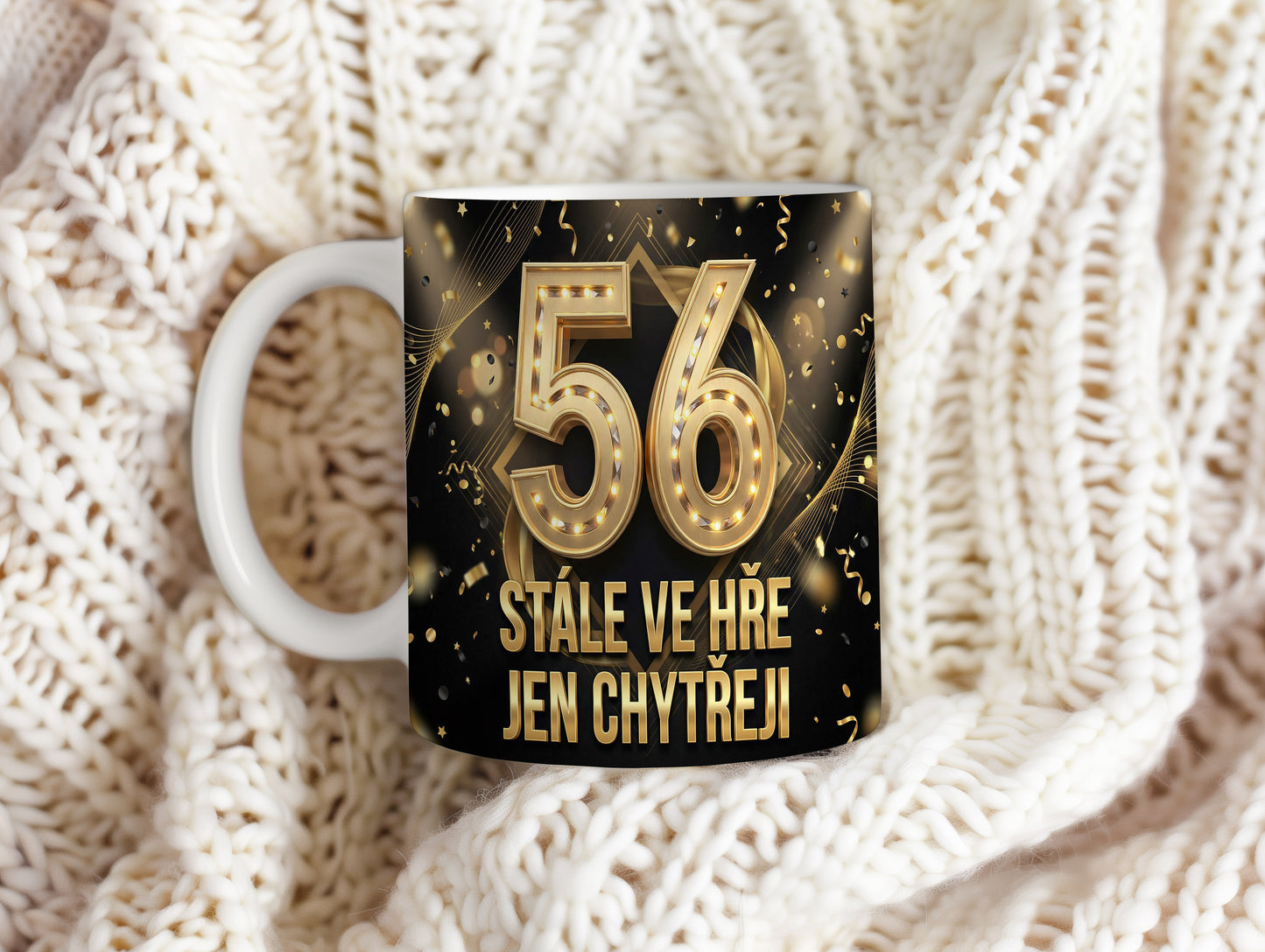 Narozeninový hrnek 56 let – STÁLE VE HŘE JEN CHYTŘEJI