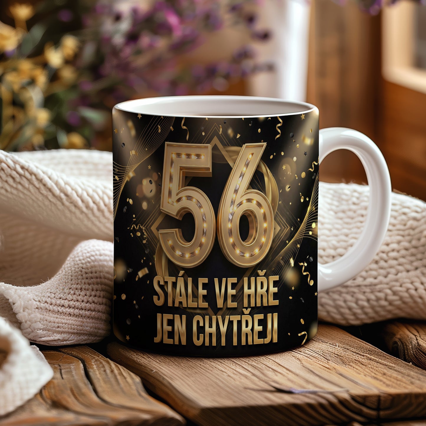 Narozeninový hrnek 56 let – STÁLE VE HŘE JEN CHYTŘEJI