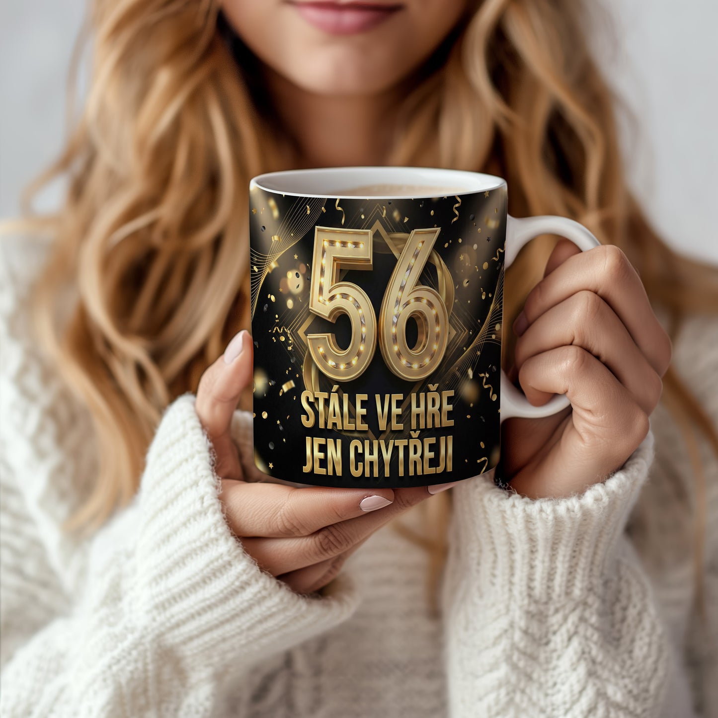 Narozeninový hrnek 56 let – STÁLE VE HŘE JEN CHYTŘEJI