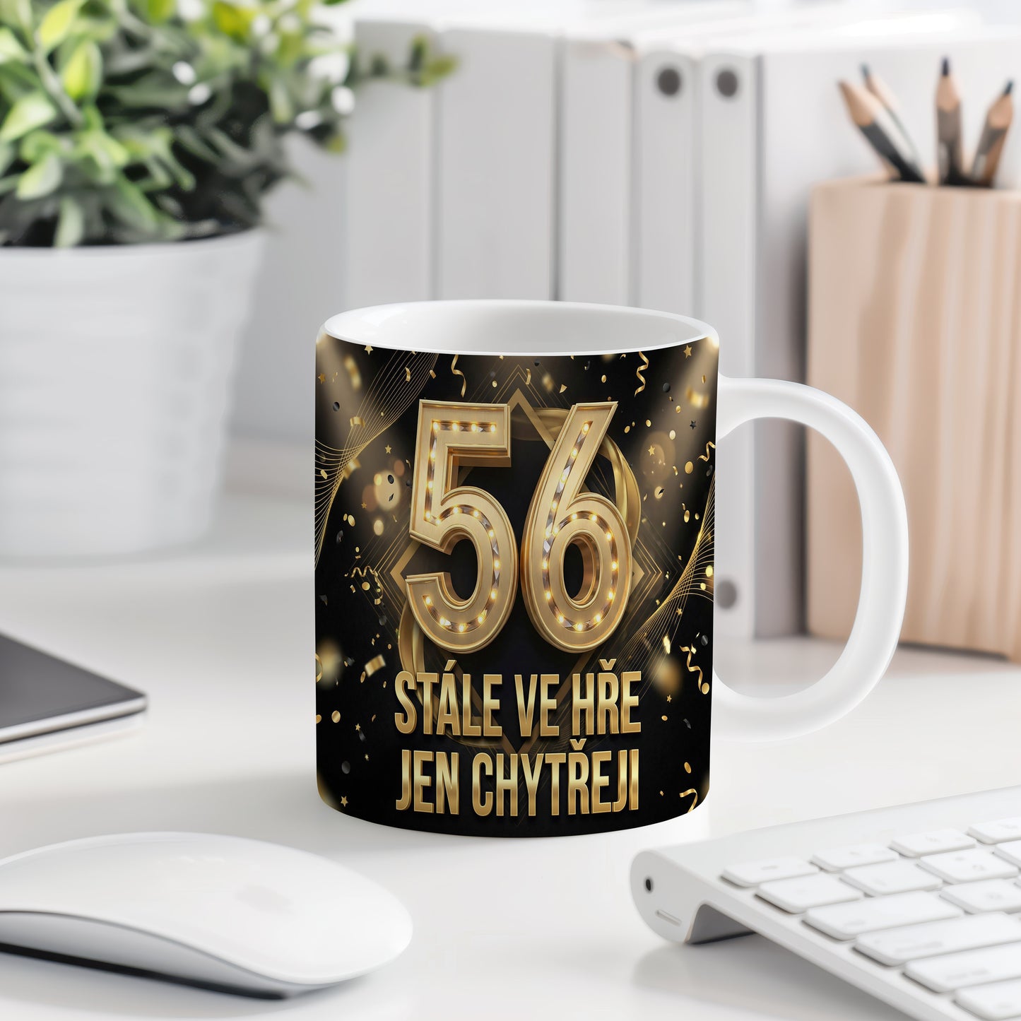 Narozeninový hrnek 56 let – STÁLE VE HŘE JEN CHYTŘEJI